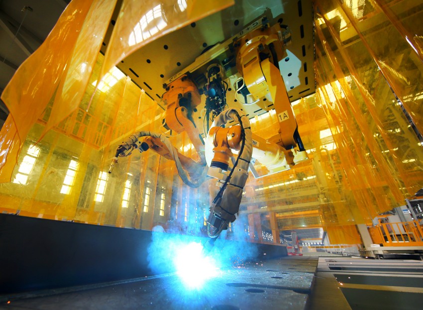 中國五冶集團裝配式鋼結構基地內的自動焊接機器人。中國五冶集團供圖