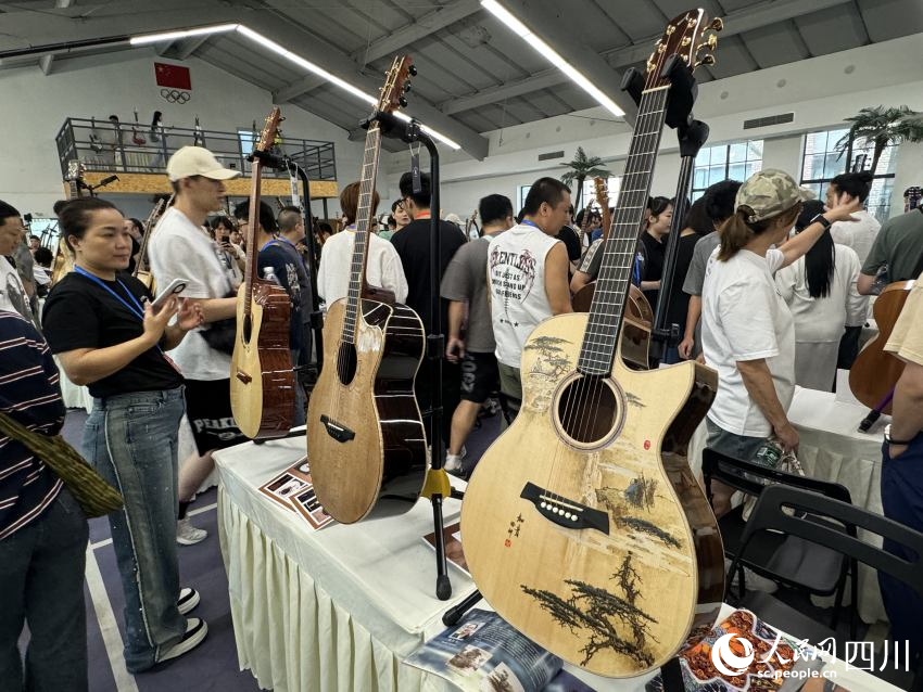 吉他愛好者參觀“中國風”吉他。人民網 王凡攝