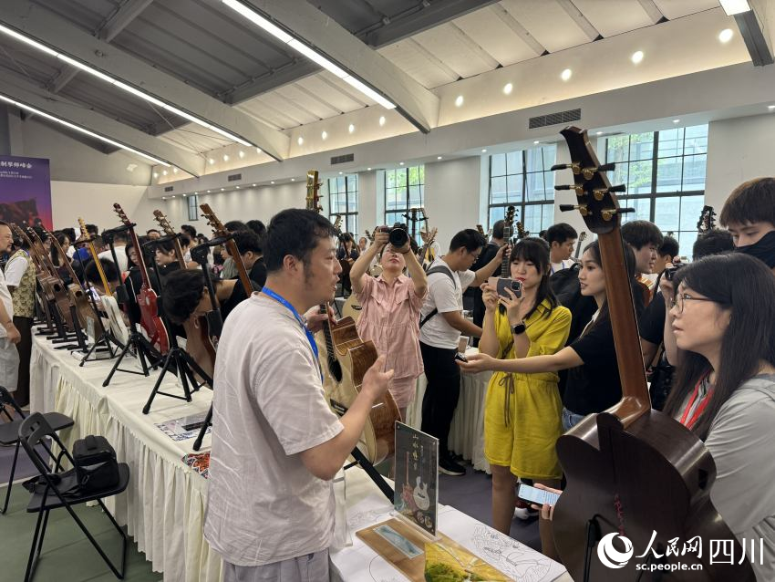 制琴師講述吉他的制作理念。人民網 王凡攝
