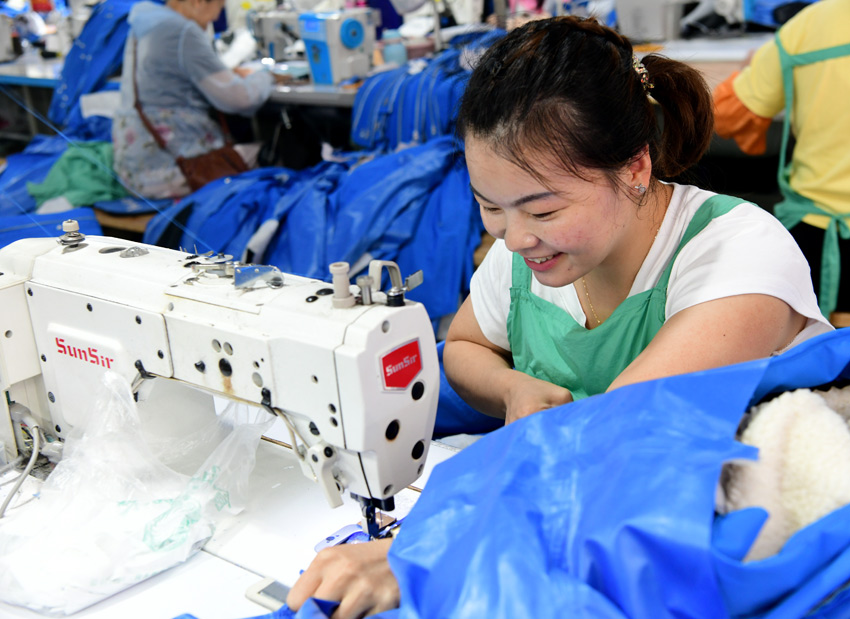 南充星亞服飾有限公司生產車間。營山縣委宣傳部供圖