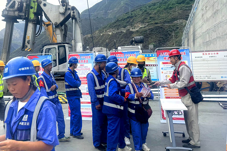 紛發安全宣傳冊。中建深裝西南公司供圖