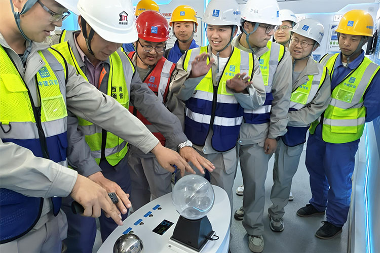 工友、管理人員感受觸電體驗。中建深裝西南公司供圖
