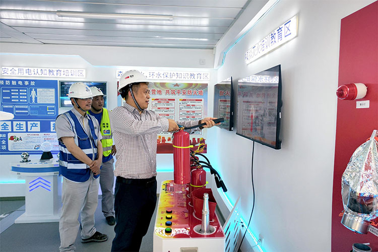 九龍縣委常委、縣人民政府常務副縣長夏進孟體驗滅火交互。中建深裝西南公司供圖