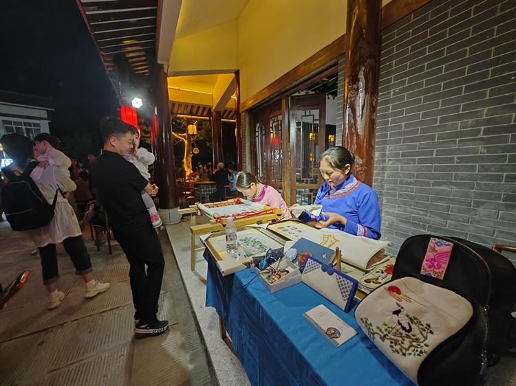 麻柳刺繡作品吸引游客購買。劉旭攝
