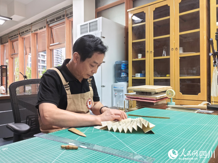 工作人員展示古籍修復技藝。人民網記者 劉海天攝