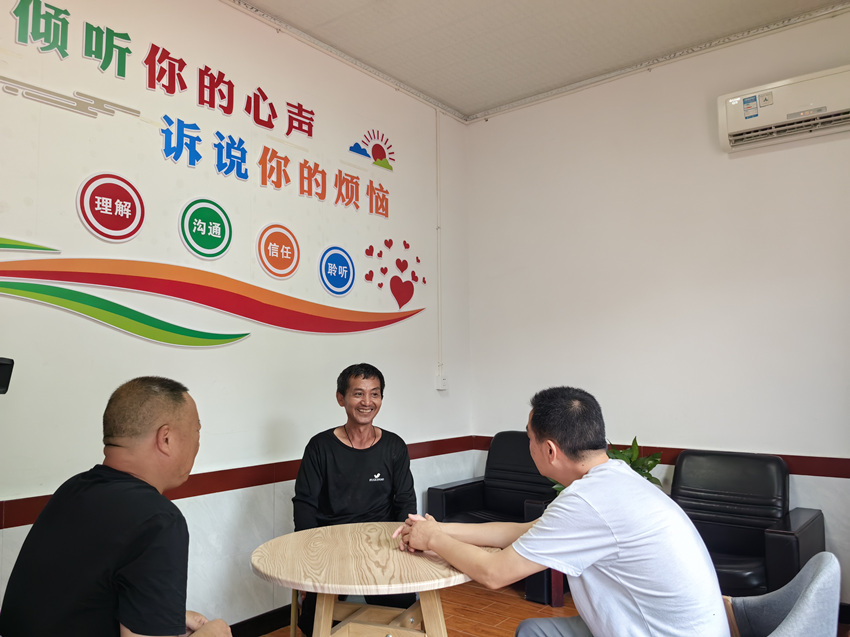 村干部在村級互助養老服務站內為村民解憂。姜曉鳳攝