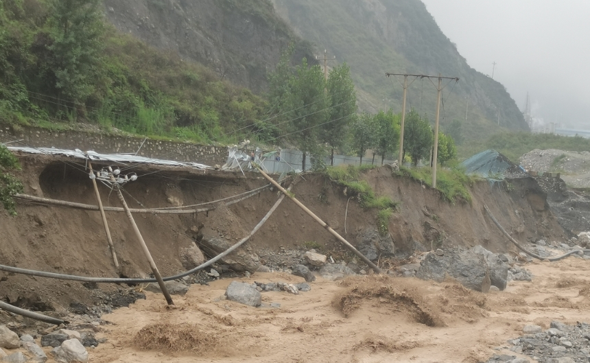 部分電力線路被毀。國網四川省電力公司供圖