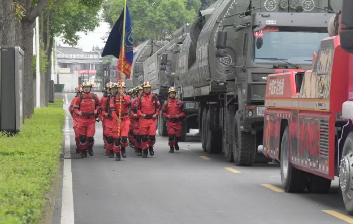 中國安能專業救援力量緊急奔赴搶險救災現場。安能三局供圖