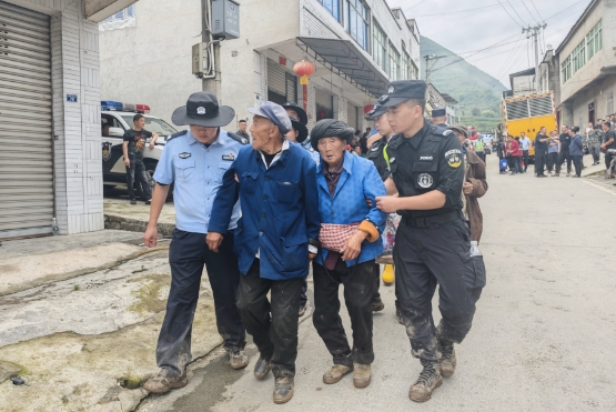 救援現場。四川公安供圖