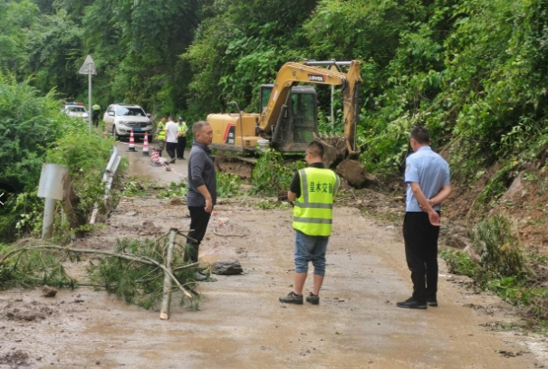 屬地交通運輸部門正在開展搶通保通工作。四川省交通運輸廳供圖