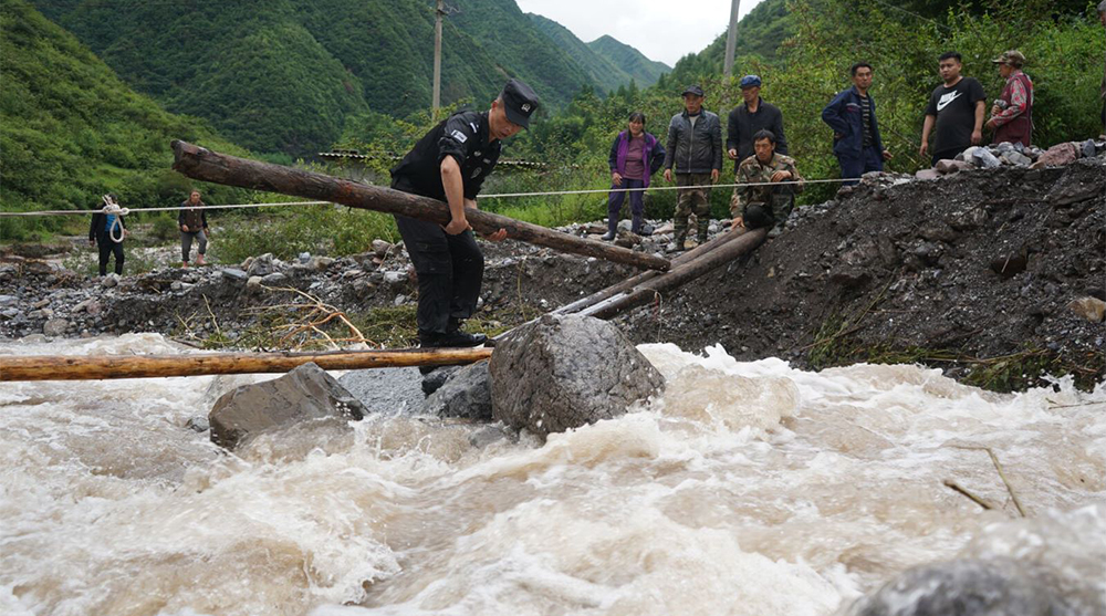 直擊四川漢源搶險救災現場：搭建便橋。雅安市融媒體中心、漢源縣融媒體中心供圖