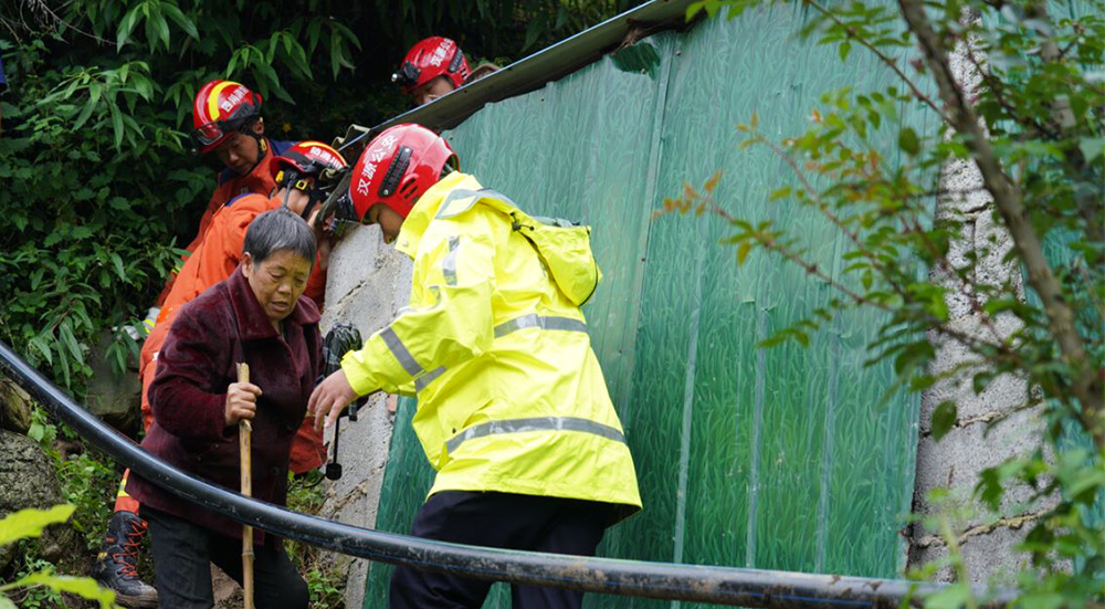 直擊四川漢源搶險救災現場：受災群眾轉移。雅安市融媒體中心、漢源縣融媒體中心供圖