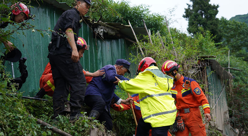 直擊四川漢源搶險救災現場：受災群眾轉移。雅安市融媒體中心、漢源縣融媒體中心供圖