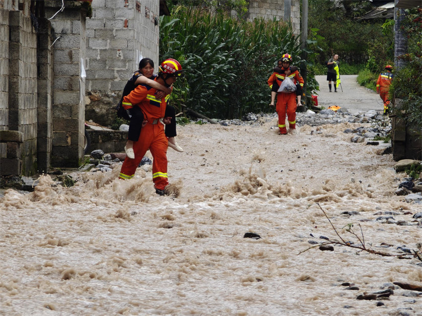 轉移村民。四川消防供圖