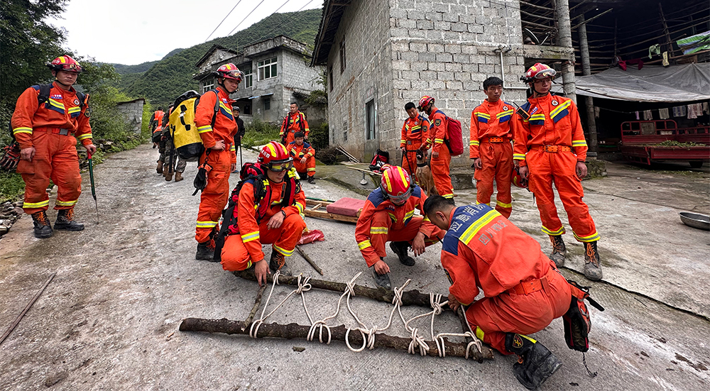 直擊四川漢源搶險救援現場：各項救援工作有序開展。四川消防供圖
