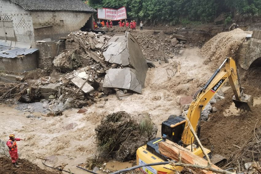 中國安能全力開展道路清淤和搶修搶通工作。安能三局供圖