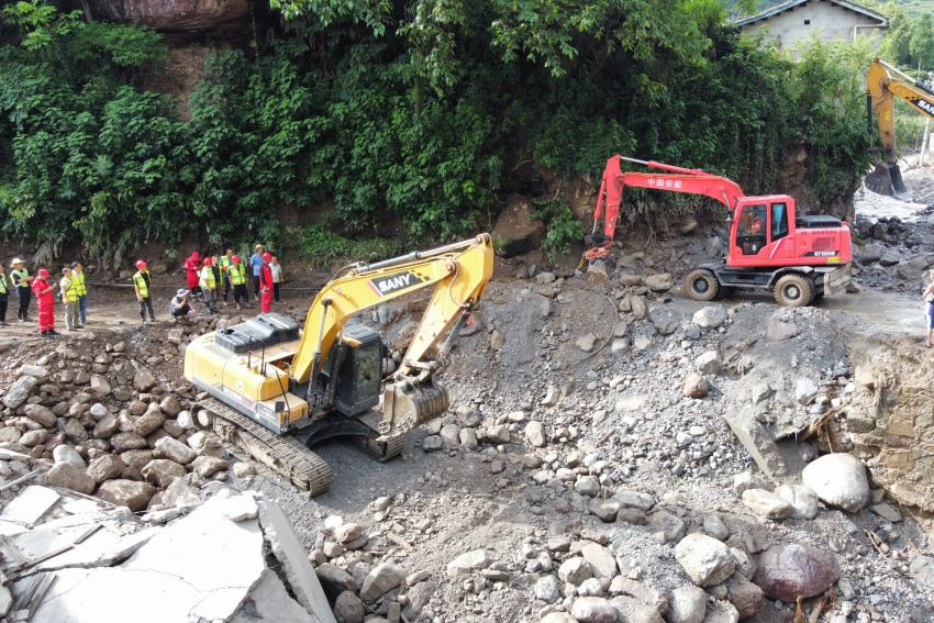 中國安能全力開展道路清淤和搶修搶通工作。安能三局供圖