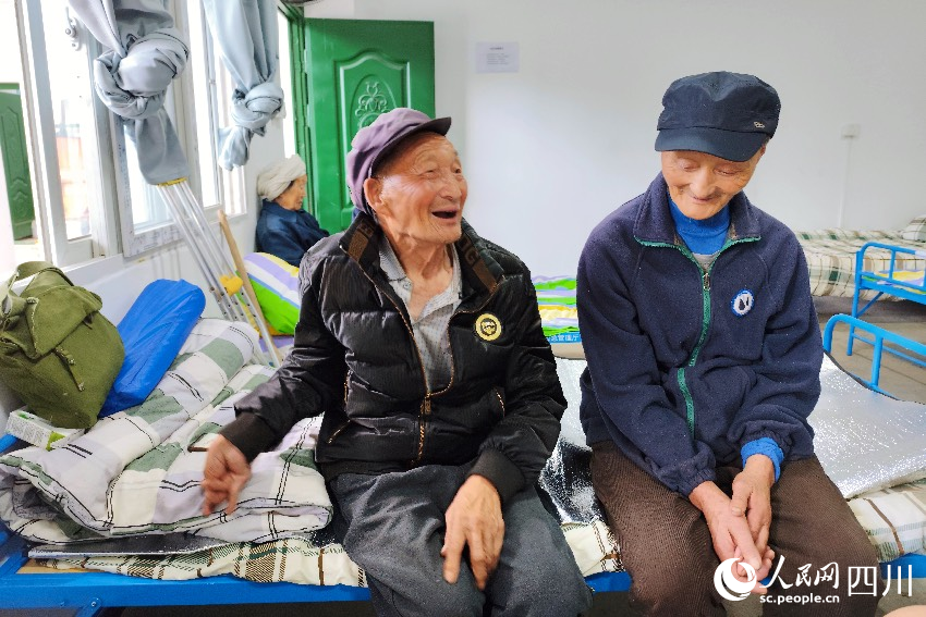 漢源縣馬烈鄉新華小學安置點的村民。人民網記者 朱虹攝