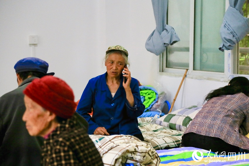 漢源縣馬烈鄉新華小學安置點的村民。人民網記者 朱虹攝