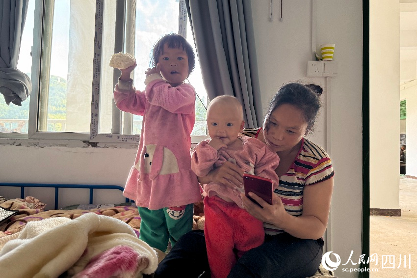 漢源縣馬烈鄉新華小學安置點的婦女和孩子。人民網 王凡攝