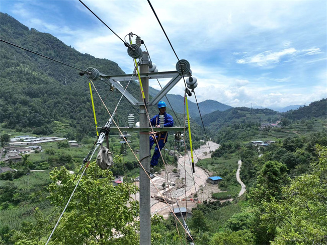 搶修線路。宋豪新、曹頎攝