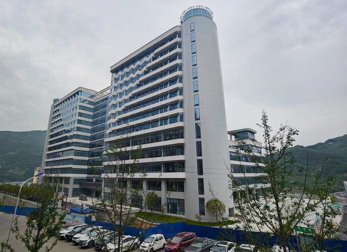 萬源市中心醫院新院區。馮津榕攝