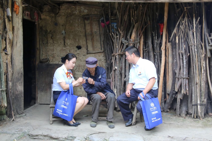 四川農商聯合銀行工作人員上門為老年人辦理社?？?。四川農商聯合銀行供圖