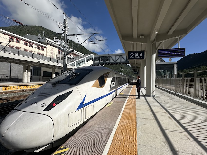 這是動車組列車首次進入黃龍、九寨景區。中國鐵路成都局集團有限公司供圖