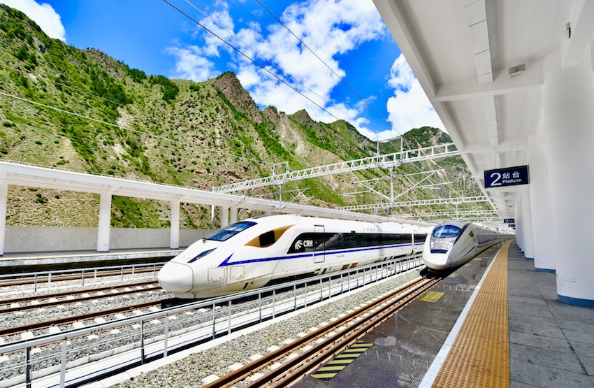 動車組列車在鎮江關站。中國鐵路成都局集團有限公司供圖