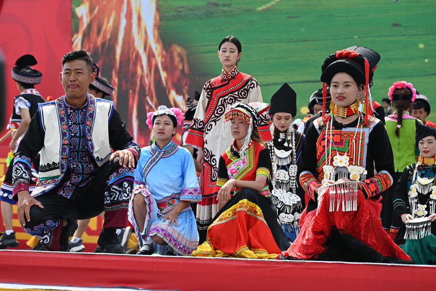 彝族傳統火把節開幕式現場。宋明供圖