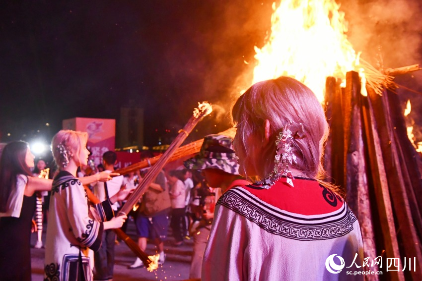 市民游客在火堆旁點火。人民網 趙祖樂攝