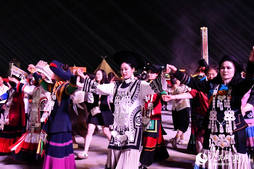 嘉賓、觀眾在火堆旁共跳達體舞。人民網 趙祖樂攝