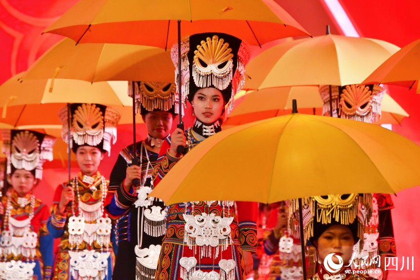 開幕儀式上的彝族特色歌舞表演。實習生  楊鎧樂攝