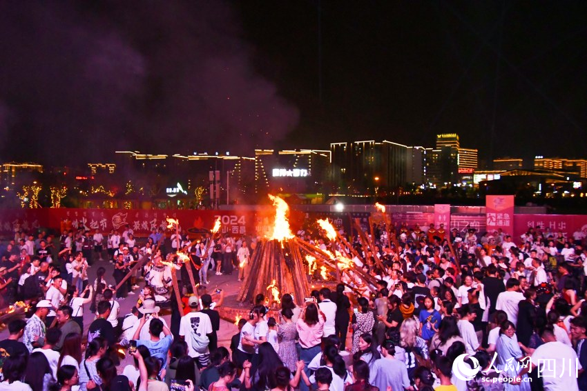 全場嘉賓、市民游客在火堆旁共跳達體舞。人民網 趙祖樂攝