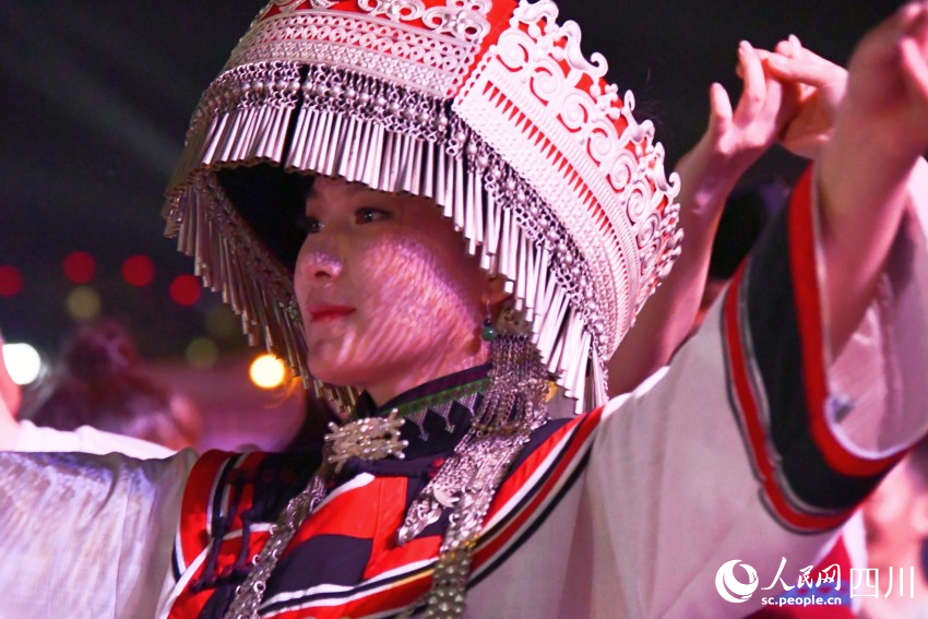 正在跳達體舞的彝族姑娘。實習生 楊鎧樂攝