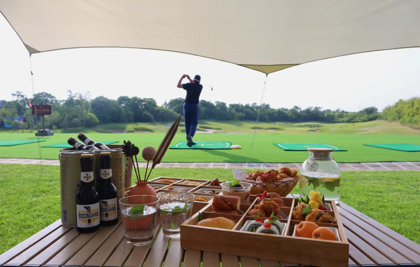 人們悠閑地打高爾夫球。主辦方供圖