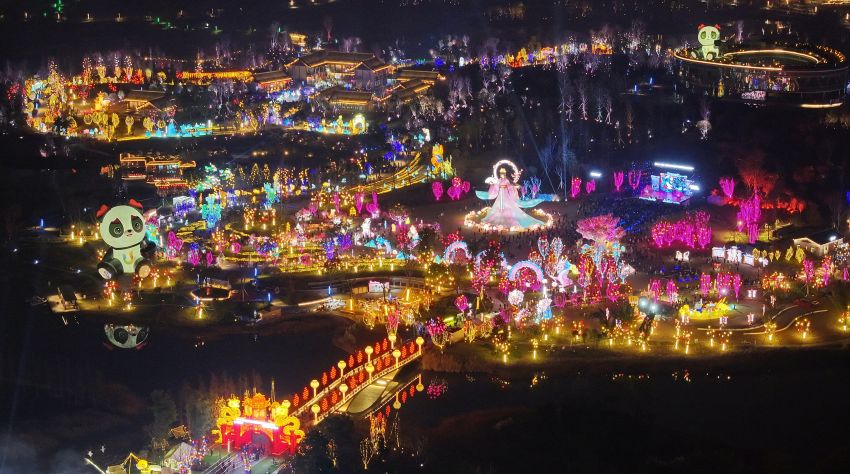 2024年成都東安湖首屆燈會夜景。龍泉驛區融媒體中心供圖