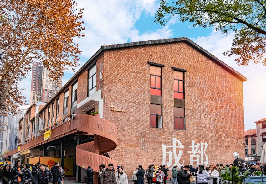 東郊記憶“成都”打卡墻人流涌動場景。成都傳媒集團供圖