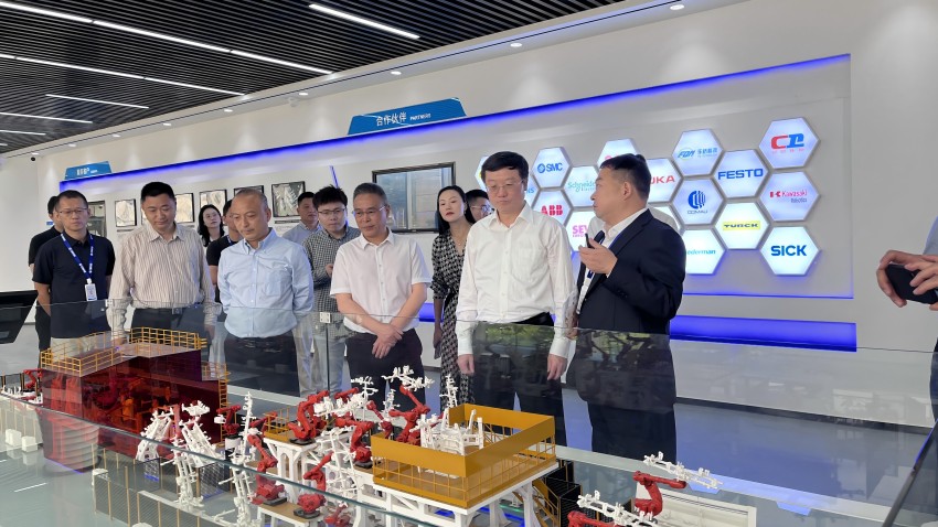人民日報社副總編輯王一彪帶隊，圍繞“新質生產力助力四川高質量發展”赴功能區開展調研。龍潭工業機器人產業功能區供圖