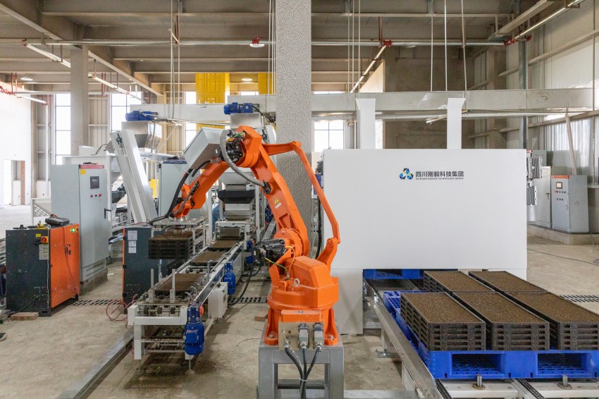 天府糧倉智能育秧中心的機械化育秧流水線。崇州市委宣傳部供圖