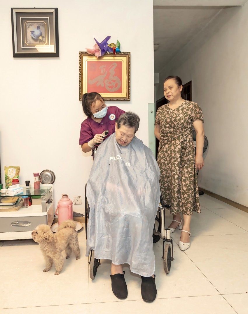 都江堰市長護險上門護理機構在重度失能人員家中開展生活照料類護理服務。都江堰市醫療保障局供圖