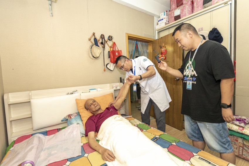 都江堰市組織失能評定專家對失能人員狀況進行上門評估。都江堰市醫療保障局供圖