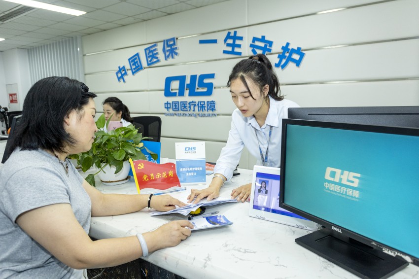 在都江堰市醫保服務大廳長護險窗口受理群眾申請。都江堰市醫療保障局供圖