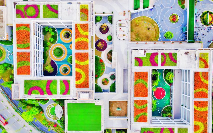 成都市溫江花都小學校以建“場景化、現代化、國際化”的公園式學校為辦學目標，搭建18個教育場景，開設“五彩課程”。成都市教育局供圖