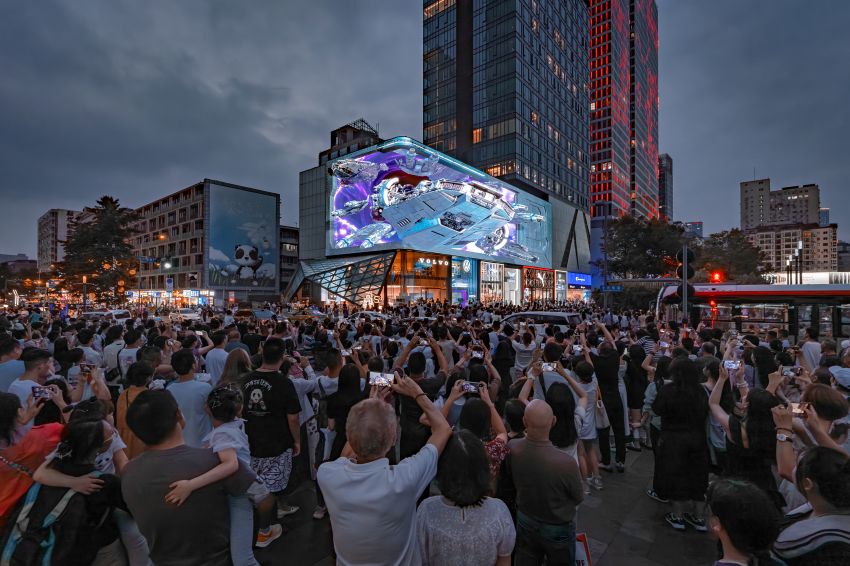 錦江區“云上春熙”裸眼3D大屏。錦江區商務局，錦江區融媒體中心供圖