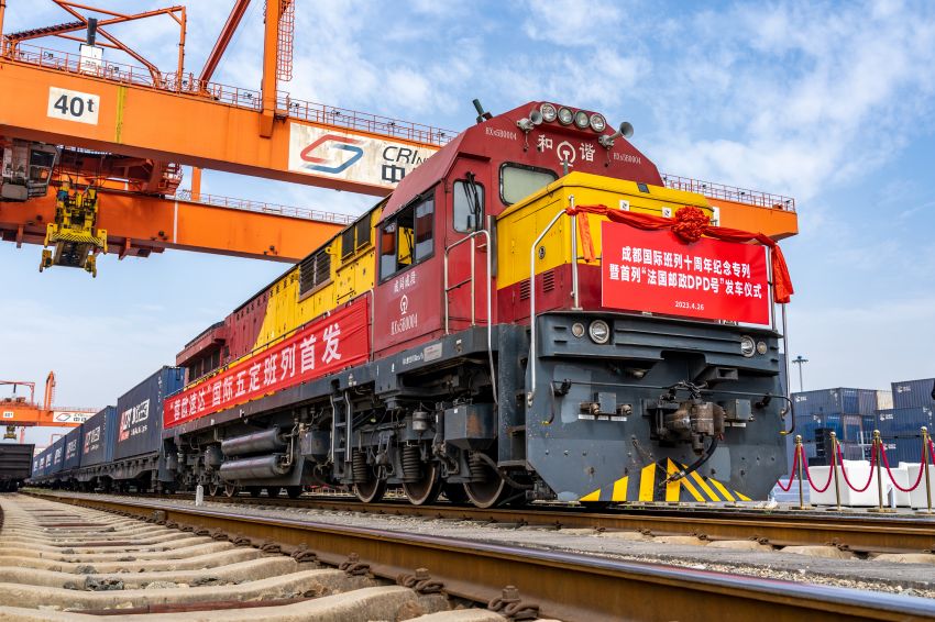 2023年4月26日，首列“蓉歐速達”全程時刻表班列-“法國郵政DPD號”在成都國際鐵路港首發。成都國際鐵路港供圖