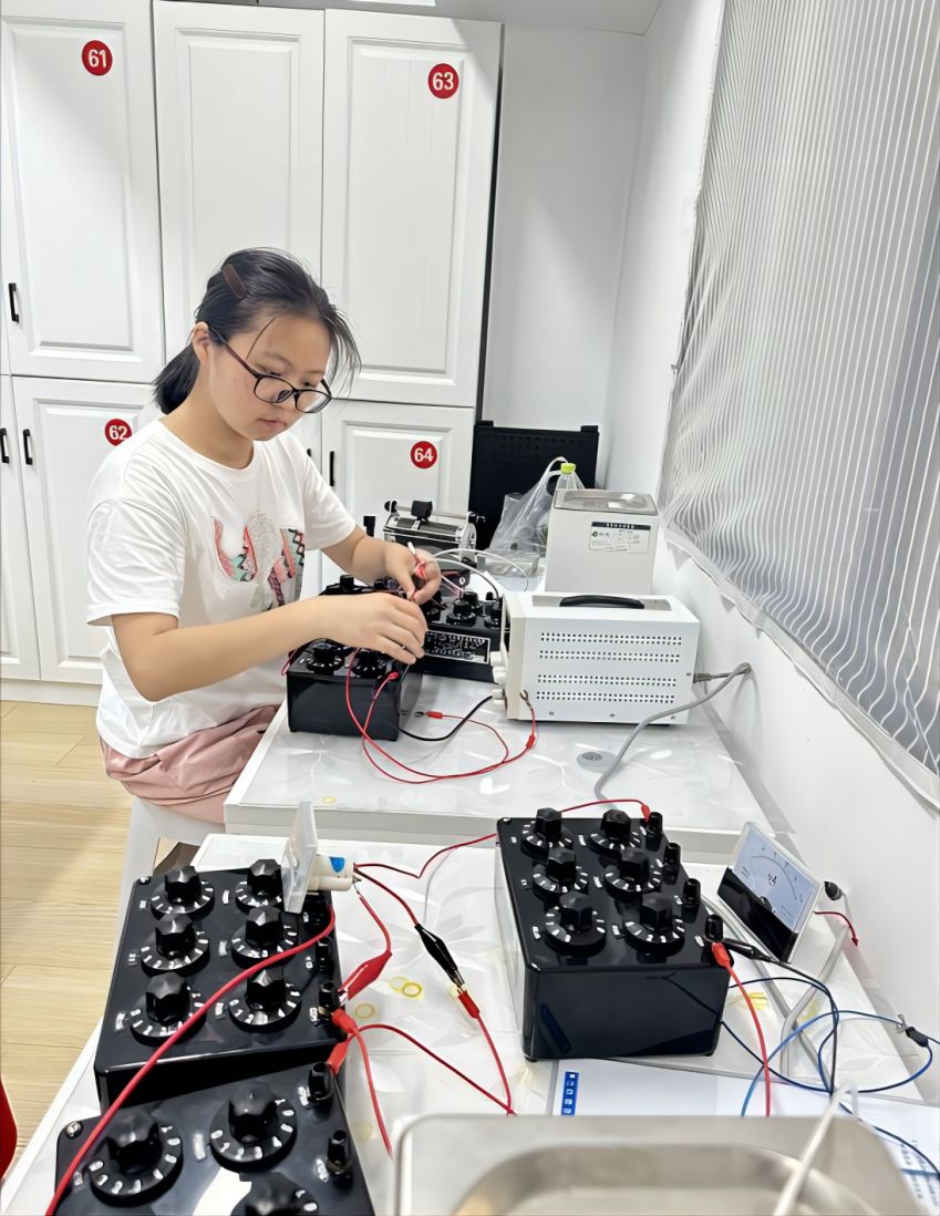 孫镕希做物理實驗。受訪者供圖