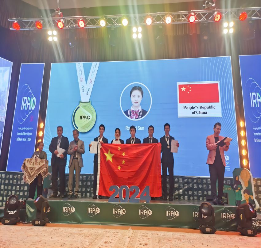 閉幕式上，5名中國隊隊員領獎（孫镕希為左五）。受訪者供圖