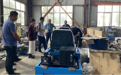 2023年8月，經技術調查官流動站指派，技術調查官與合議庭就某發明專利糾紛外出進行證據保全，針對被告的某“地板掀鏟機”產品進行現場技術比對留證。成都市中級人民法院供圖