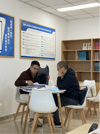 2024年3月，技術調查官正在流動站內研究某實用新型專利案件的證物技術結構。成都市中級人民法院供圖